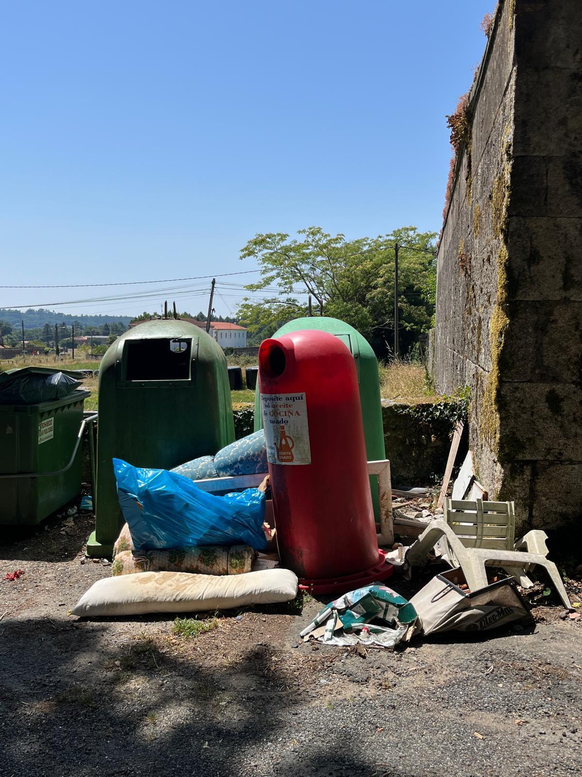 Vertidos indebidos en la isla de colectores de Codeseda.