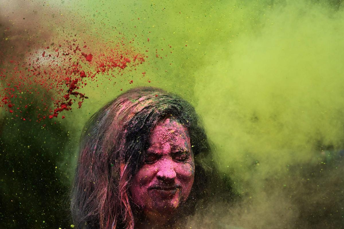 Participantes en las celebraciones del Holi en Bombay