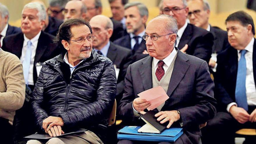 El expresidente de Bankia Rodrigo Rato (derecha) junto al exconsejero de Caja Madrid José Antonio Moral al inicio del juicio.