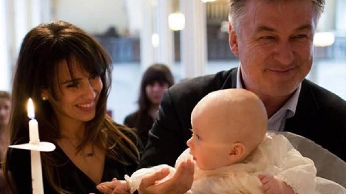 Alec Baldwin, con su hijo Rafael, y su mujer, Hilaria, durante en bautizo del niño en Nueva York.