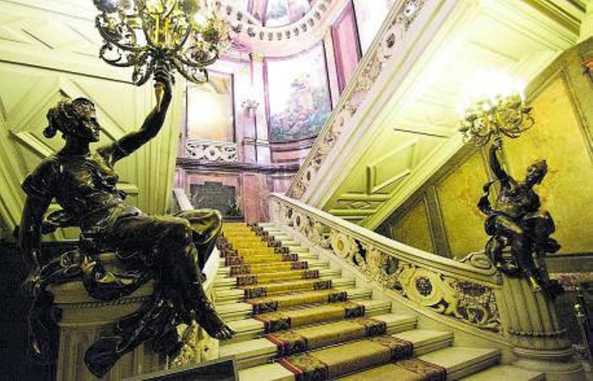 Esta imponente escalera de mármol da la bienvenida a los visitantes.