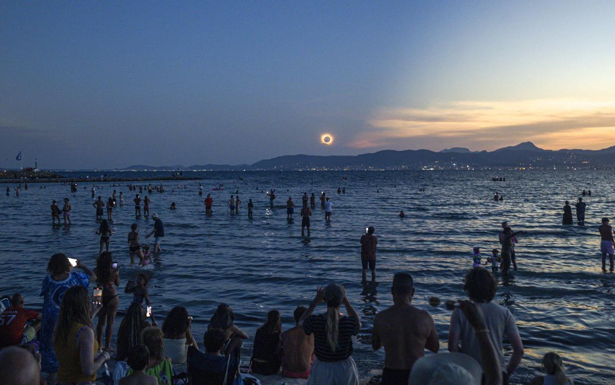 Las imágenes del eclipse del siglo en Mallorca (Playa de Palma)