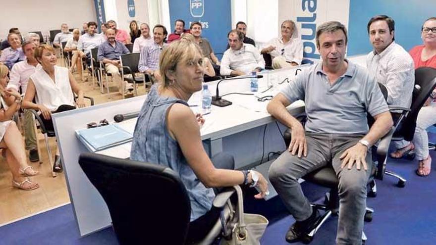 Teresa Palmer y Miquel Vidal, en primer plano, ayer en el comité ejecutivo regional.