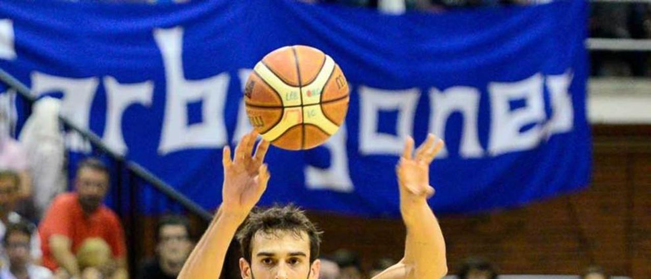 Álvaro Muñoz pasa un balón durante un partido en Pumarín.