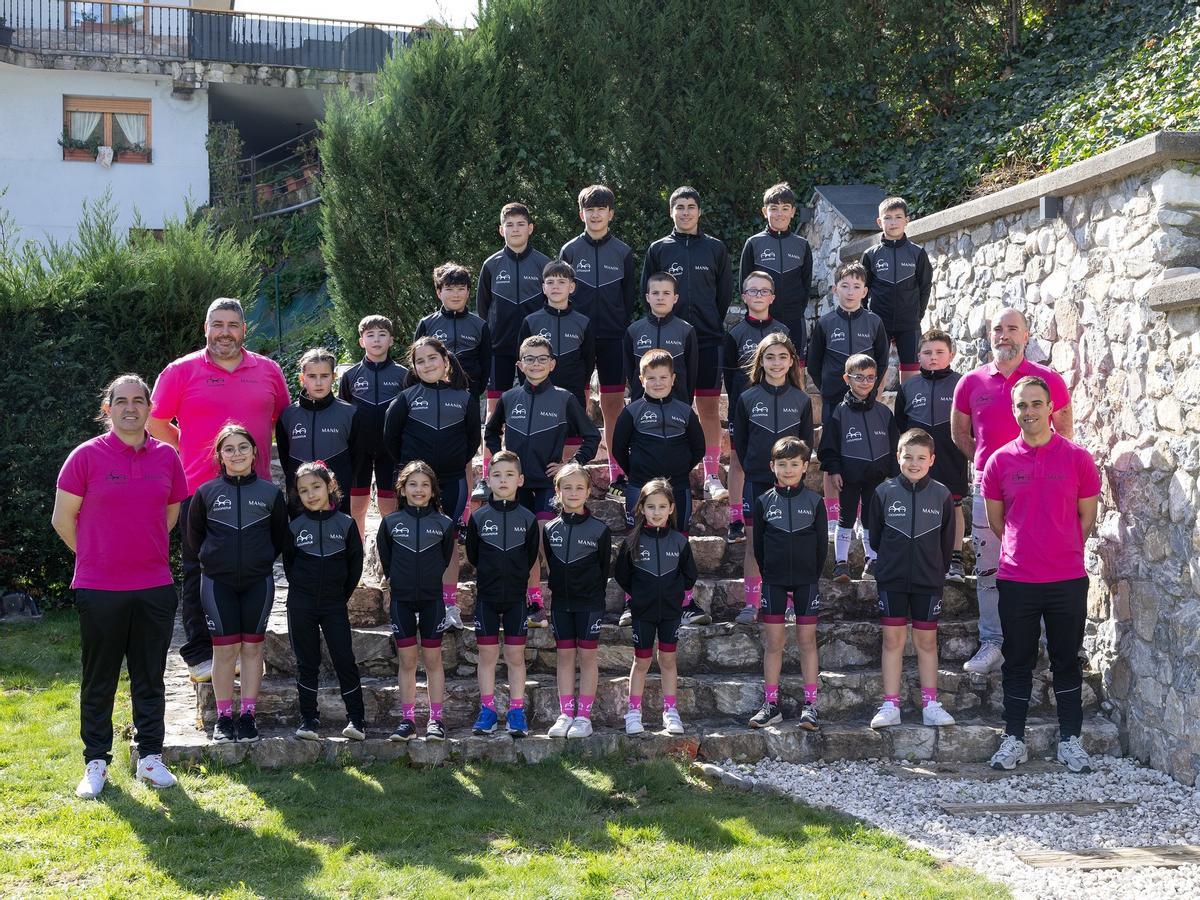 Foto de familia de la escuela.