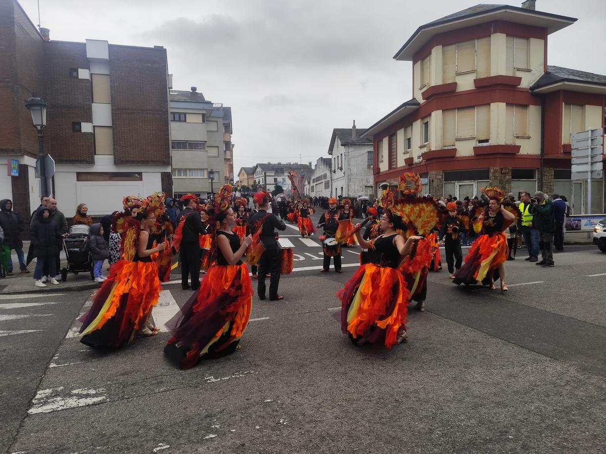 El carnaval de Tapia resiste a pesar de la lluvia