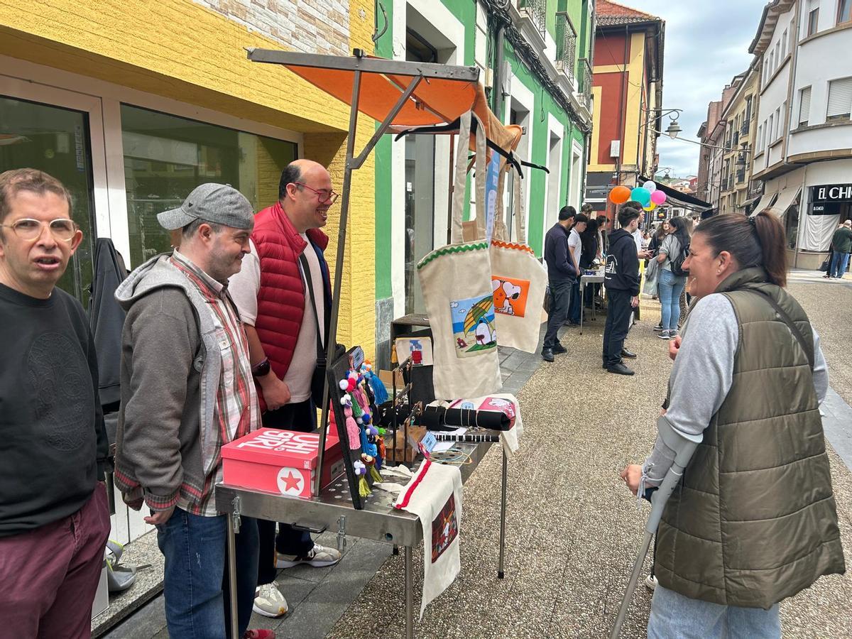 Mercado de cooperativas y asociaciones educativas en Pola de Siero.