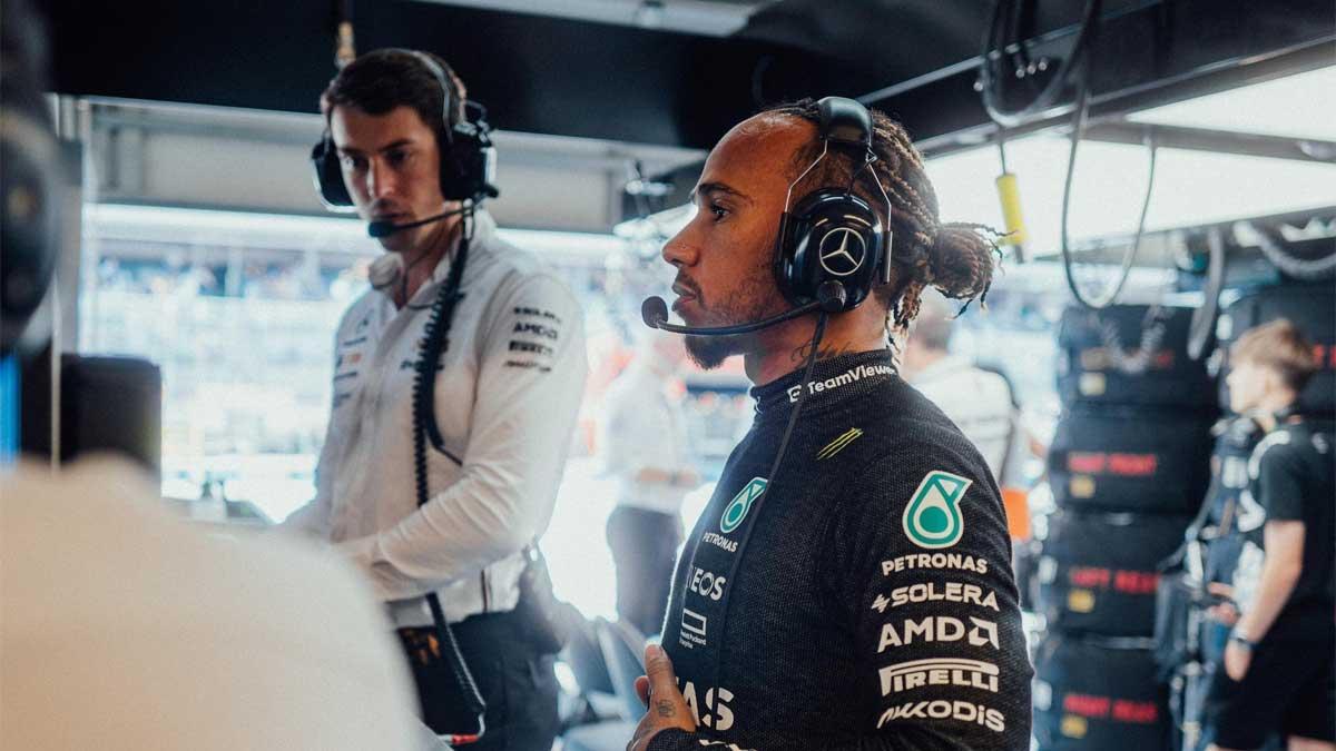 Hamilton, en el box de Mercedes