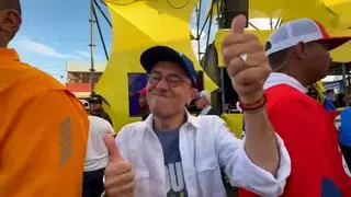 Juan Carlos Monedero baila en un acto electoral en apoyo a Nicolás Maduro en Venezuela