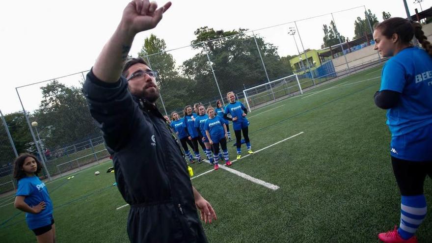 El técnico Jordi Sánchez, en un entrenamiento.