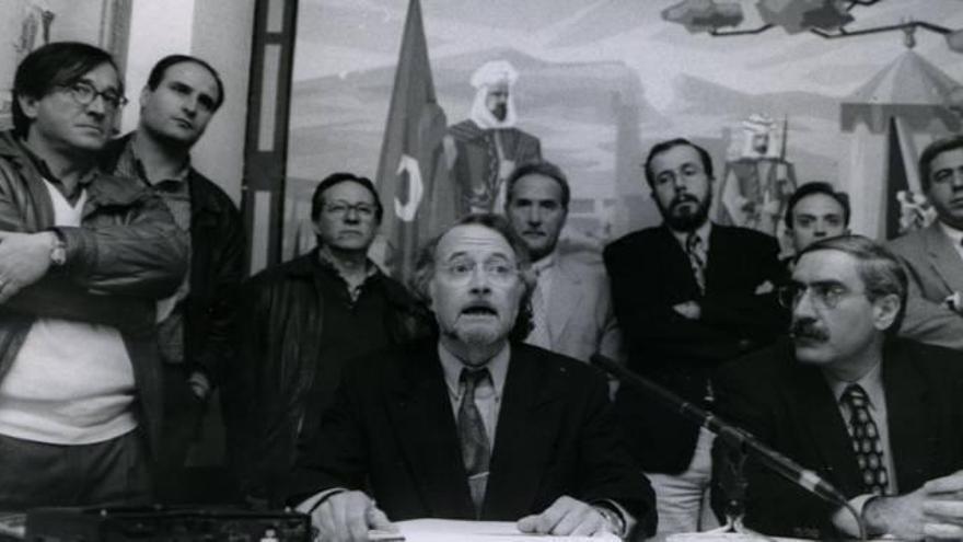 Un nutrido grupo de los firmantes del escrito durante el conflicto del calendario festero de 1997