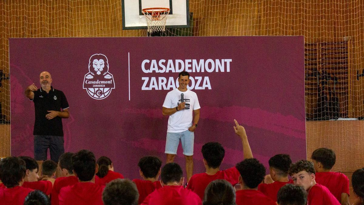 Rodrigo San Miguel, respondiendo a las preguntas de los jugadores y jugadoras del campus.