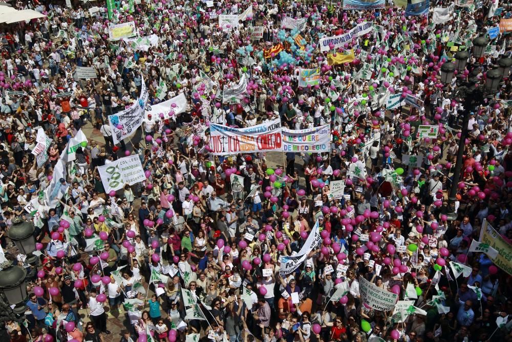 Cientos de alicantinos, en la protesta contra Marzà en Valencia