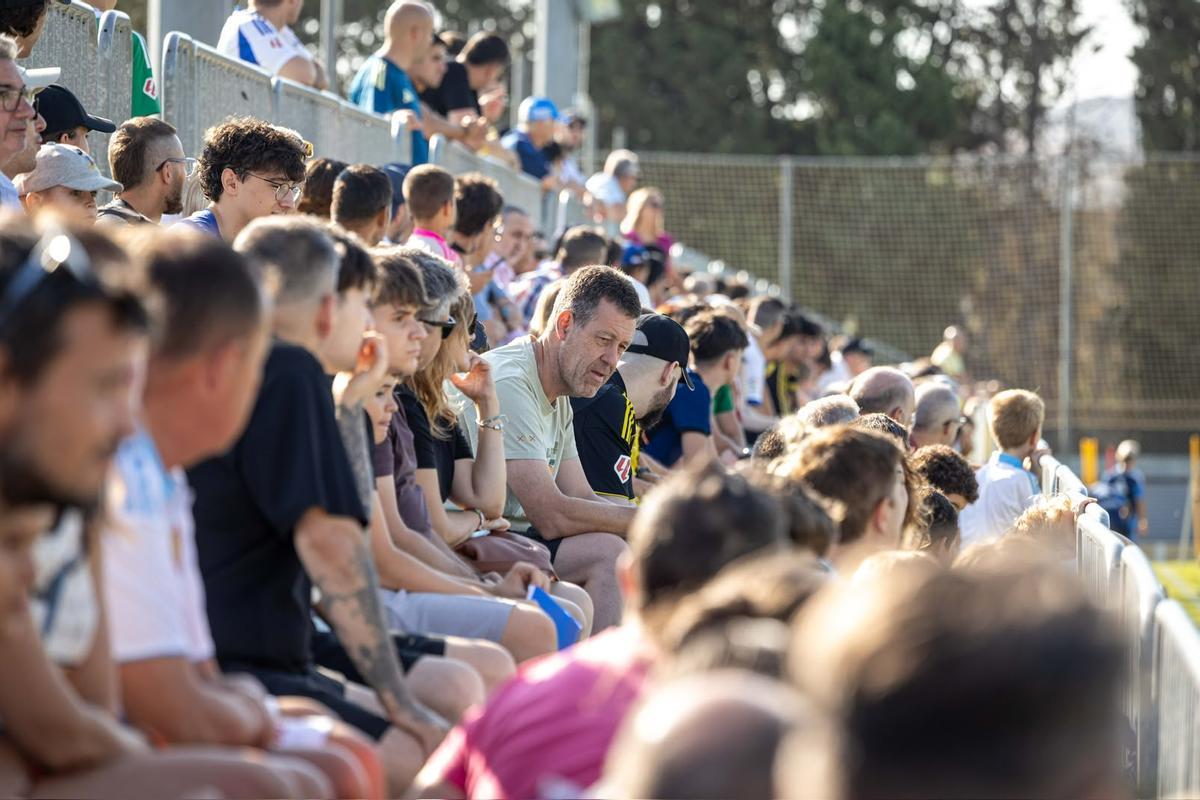 La afición abraza al Real Zaragoza en el entrenamiento de puertas abiertas en la Ciudad Deportiva La afición abraza al Real Zaragoza en el entrenamiento de puertas abiertas en la Ciudad Deportiva