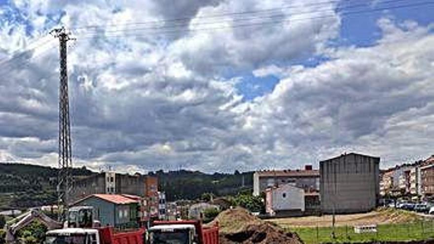 Vista de la parcela en la que el Concello ejecuta las obras en Meicende.