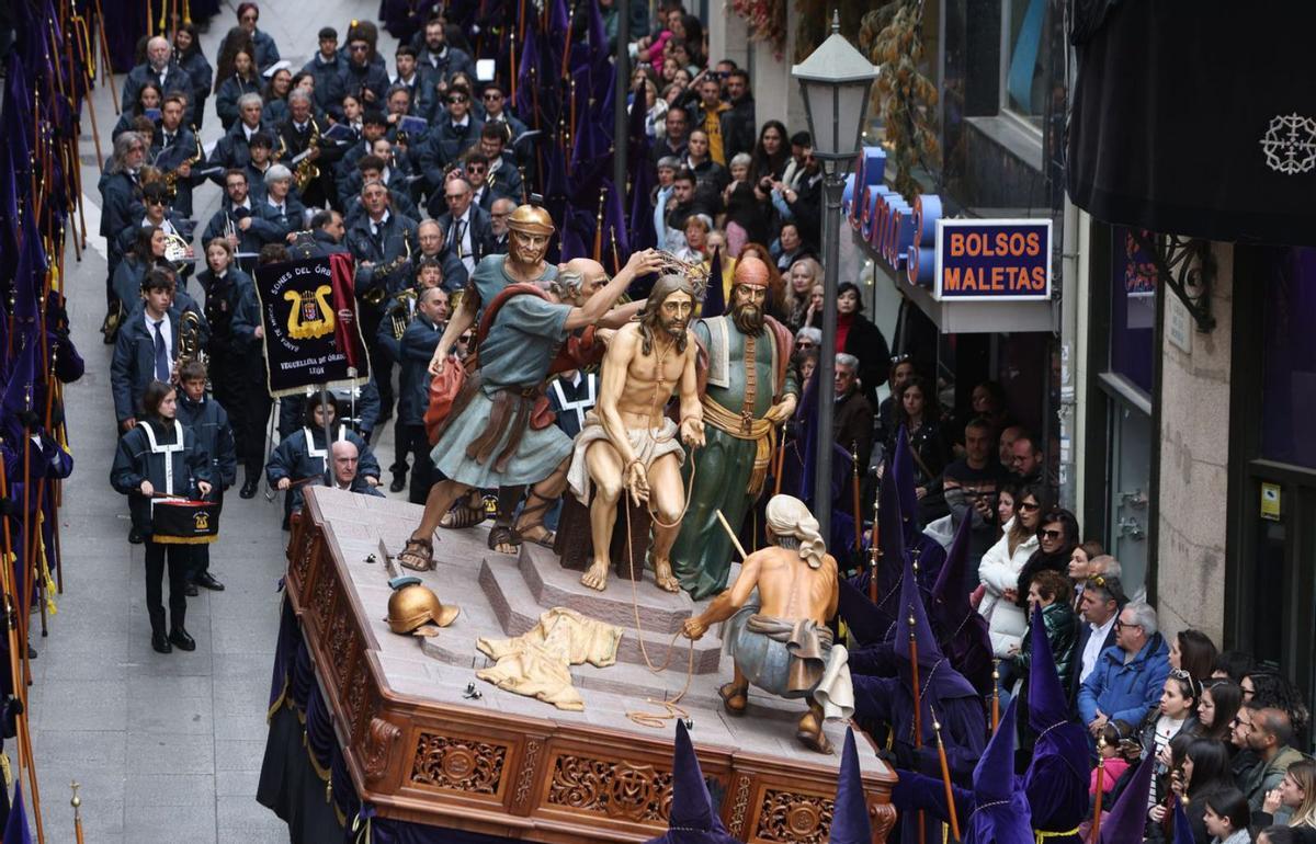Momento en el que el paso de La Coronación se inclina en la calle de Renova. | JOSÉ LUIS LEAL