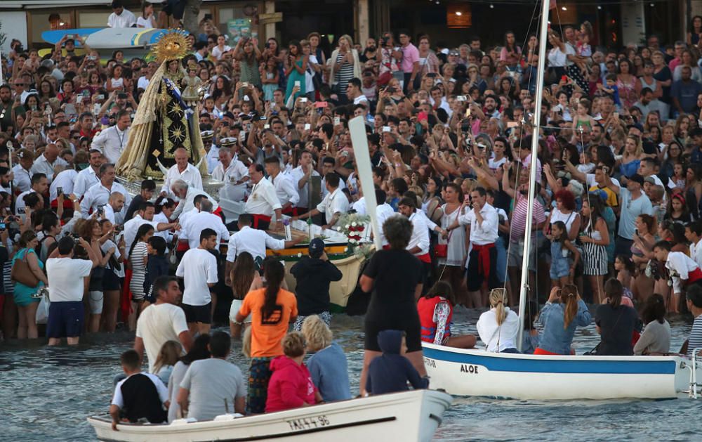 La Virgen del Carmen de Pedregalejo y la de El Palo se encuentran en las aguas del Mediterráneo.