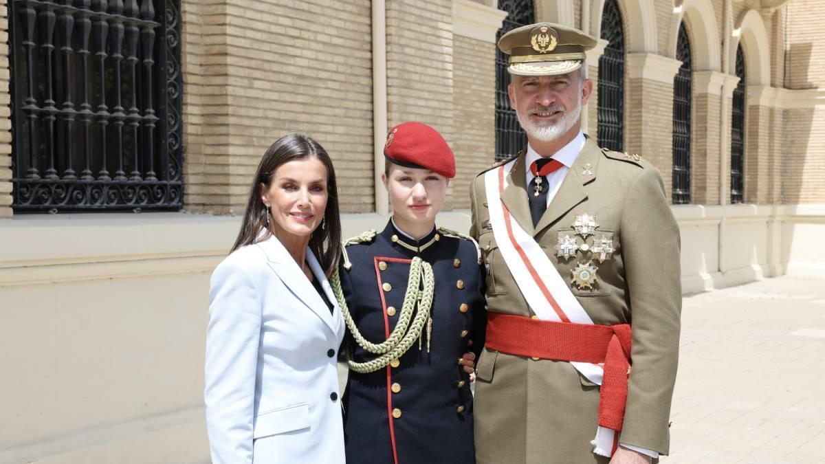 La cena privada del rey Felipe, la reina Letizia y la princesa Leonor en Zaragoza: la foto de la que todos hablan (con cambio de look incluido)