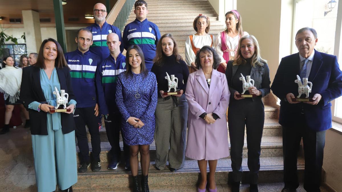 La subdelegada del Gobierno, Rafaela Valenzuela, en el centro, con los galardonados en los premios Plaza de la Constitución 2022.