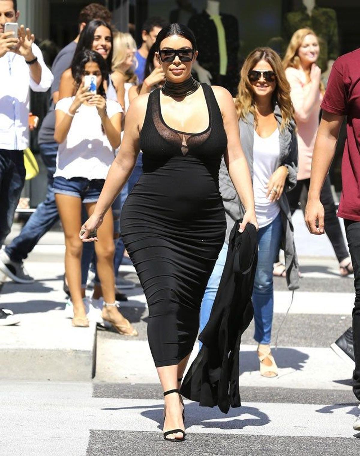 Kim Kardashian camina como una auténtica diva por Beverly Hills