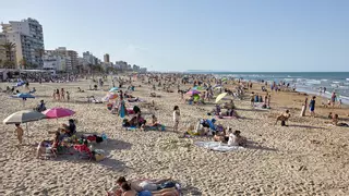 Fallece un hombre al sufrir un infarto en la playa de Gandia