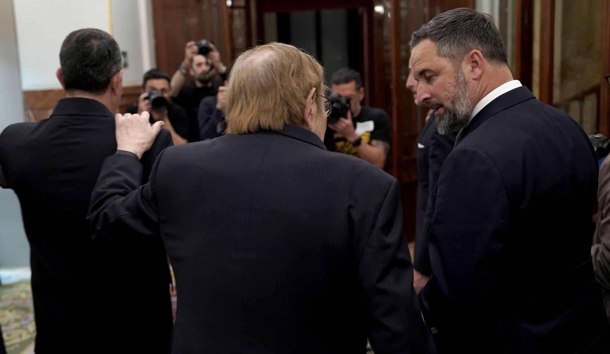 Ramon Tamames, ayudado por Santiago Abascal en el Congreso de los Diputados