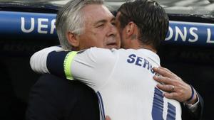 Ancelotti se abraza con Ramos durante la etapa del central en el club blanco.