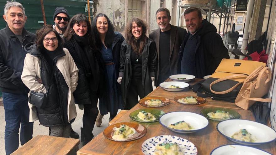 Son muchas las personas que recorren los doce establecimientos de la guía de pinchos.