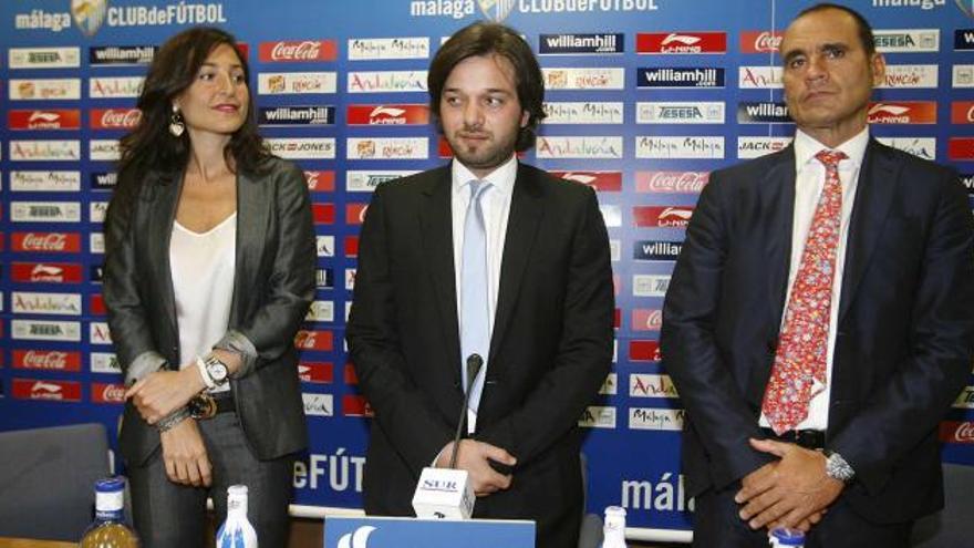 Yasmin Al Sahoud, Abdullah Ghubn y Javier Amantegui, ayer en la sala de prensa del estadio La Rosaleda.