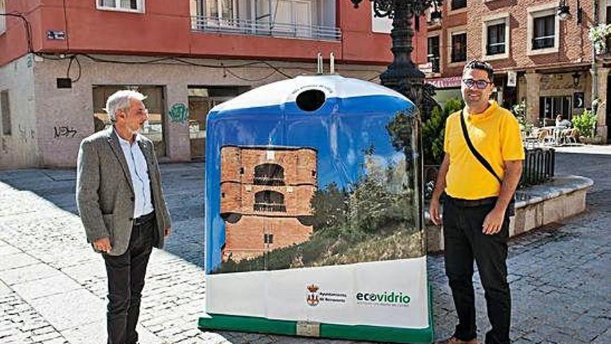 Manuel Burón y José Carlos Agustina junto a uno de los tres contenedores que se colocarán estas fiestas.