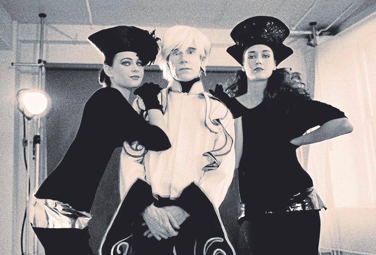 Andy Warhol y las modelos Patricia Van Ryckeghem (izquierda) y Clotilde, en 1985.