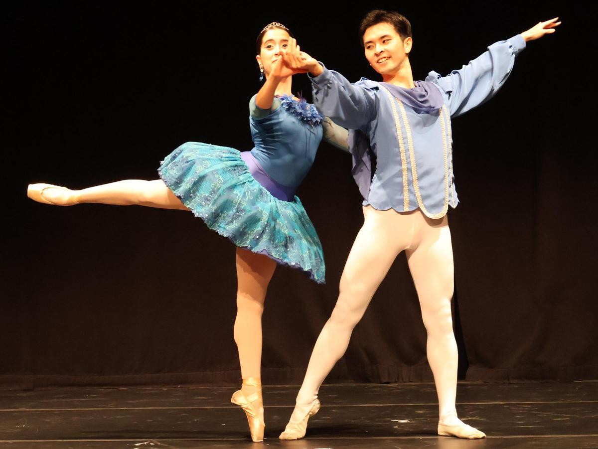 Los bailarines Carmen Molina y Ryunosuke Ujihara.