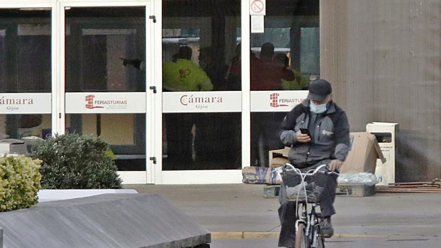 Operarios, ayer, montando de nuevo el hospital de campaña en el recinto ferial de Gijón.