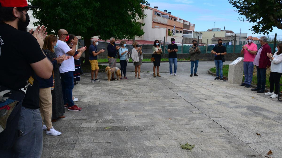 Un momento de la inauguración de la placa de Joe Novas en Beluso.