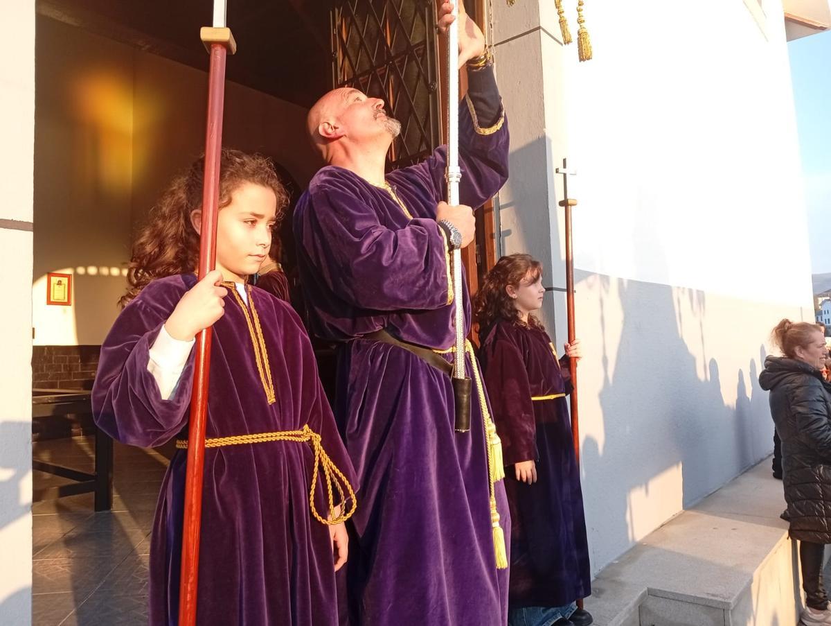 En imágenes: La procesión de bajada marca el inicio de la Semana Santa en Luarca