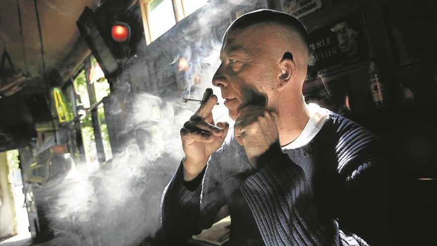 Baja por primera vez el número de hombres fumadores en el mundo
