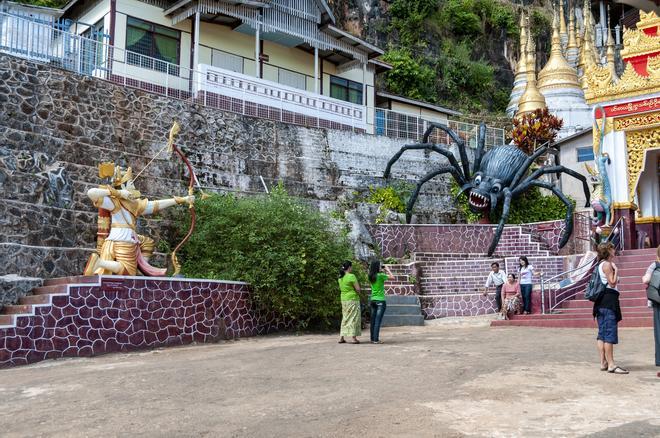 Estatuas de la araña y el príncipe en la entrada de las cuevas de Pindaya.