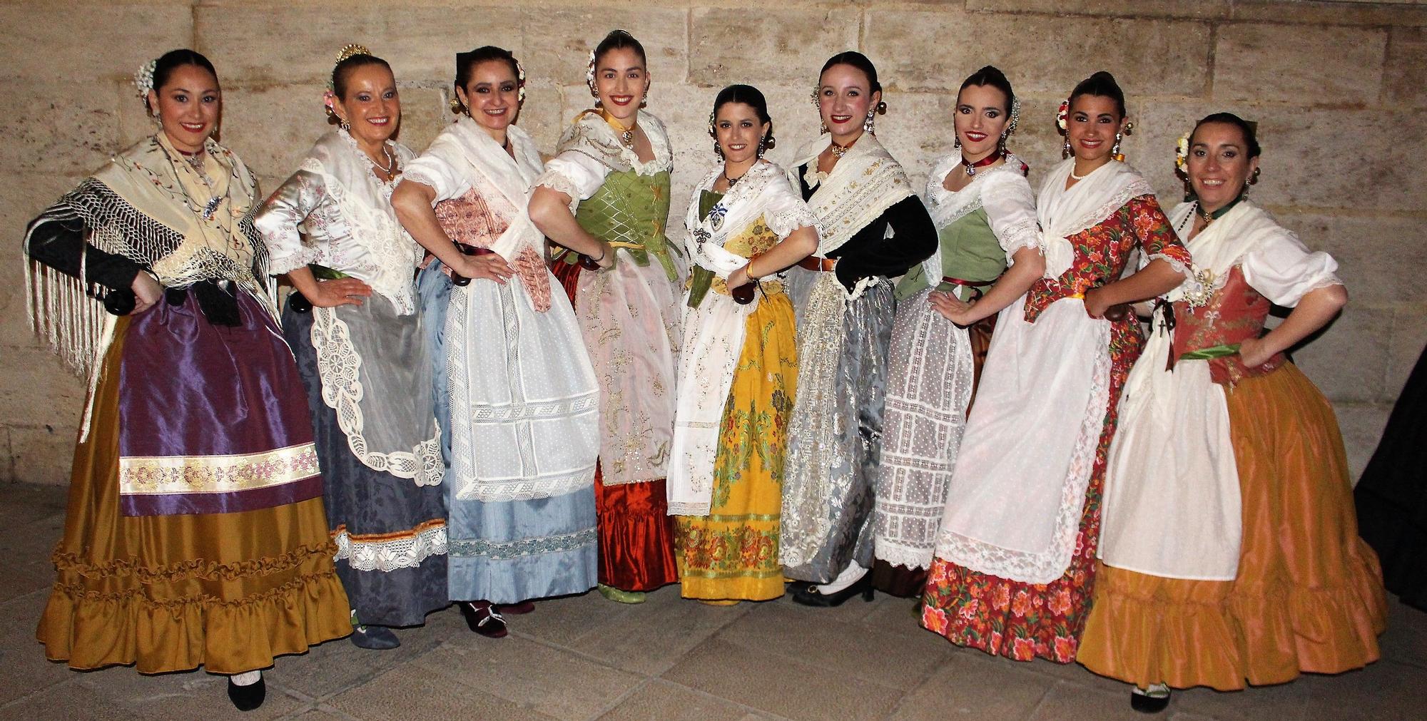 Búscate en los cuadros de baile de las comisiones en la "Dansà de les Falles"