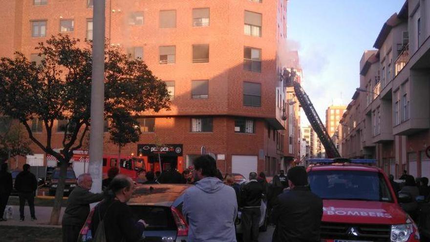 Auxilian a dos niños y cuatro adultos en un incendio en Castellón