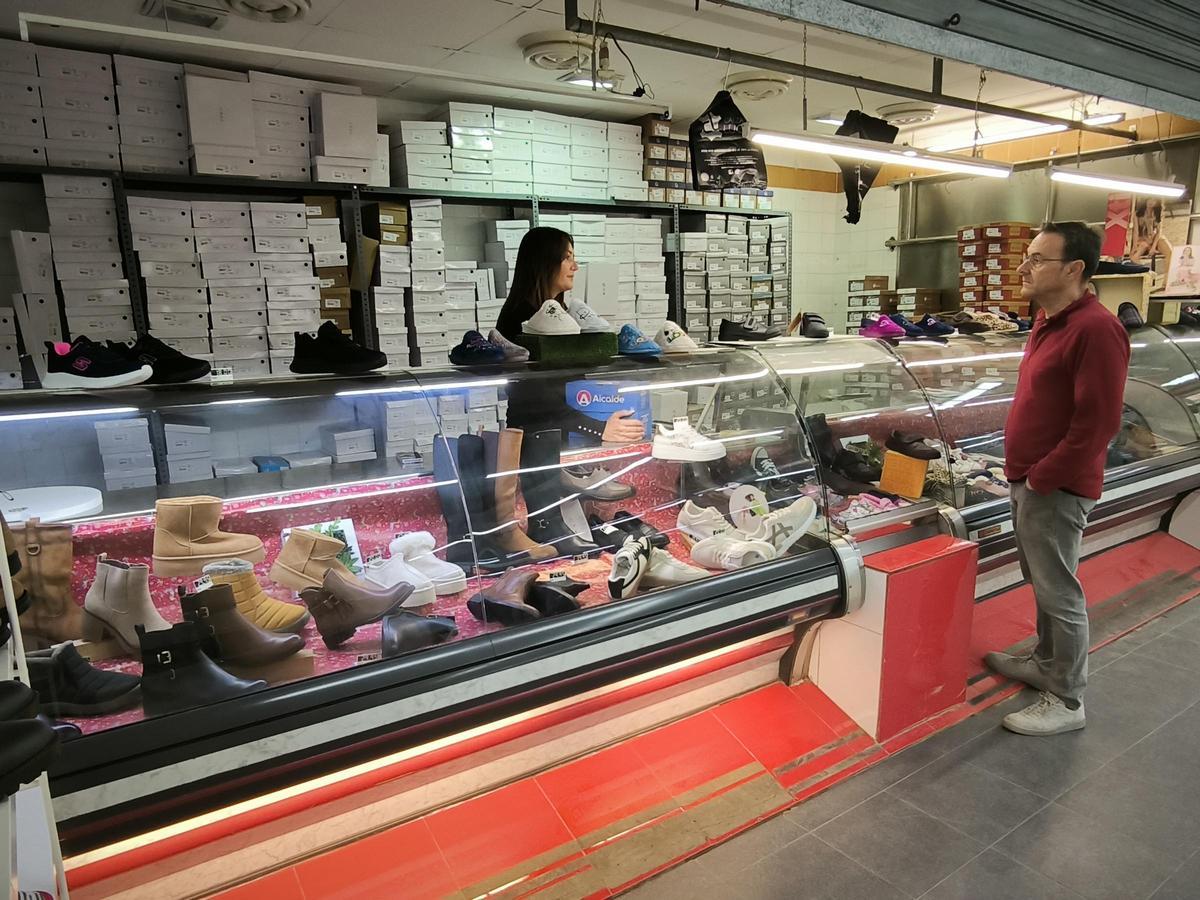 Una zapatería se instala en el Mercado Municipal de Benetússer.