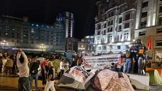 Los acampados en La Escandalera denuncian una agresión "fascista" a un compañero: "Le reventó la nariz"