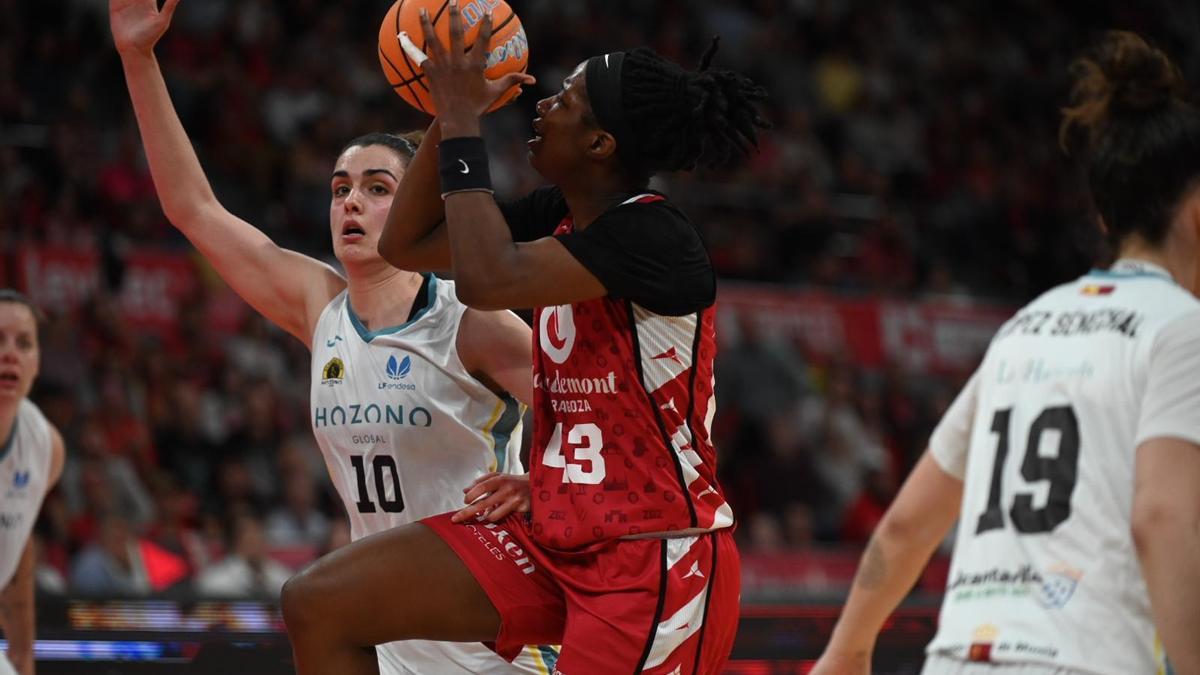 Fraser lanza a canasta ante la defensa de Ginzo