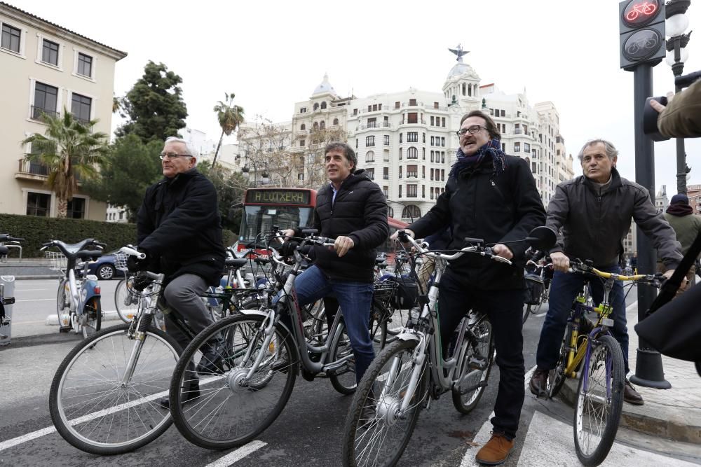 Perico Delgado pasea por el carril bici con Ribó y Grezzi