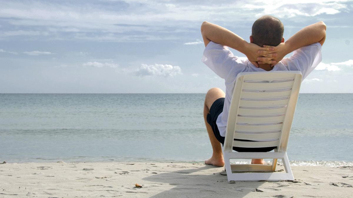 Un hombre descansa en una playa