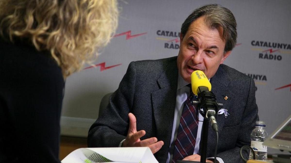El presidente de la Generalitat en funciones, Artur Mas, durante la entrevista que ha concedido a Catalunya Ràdio.
