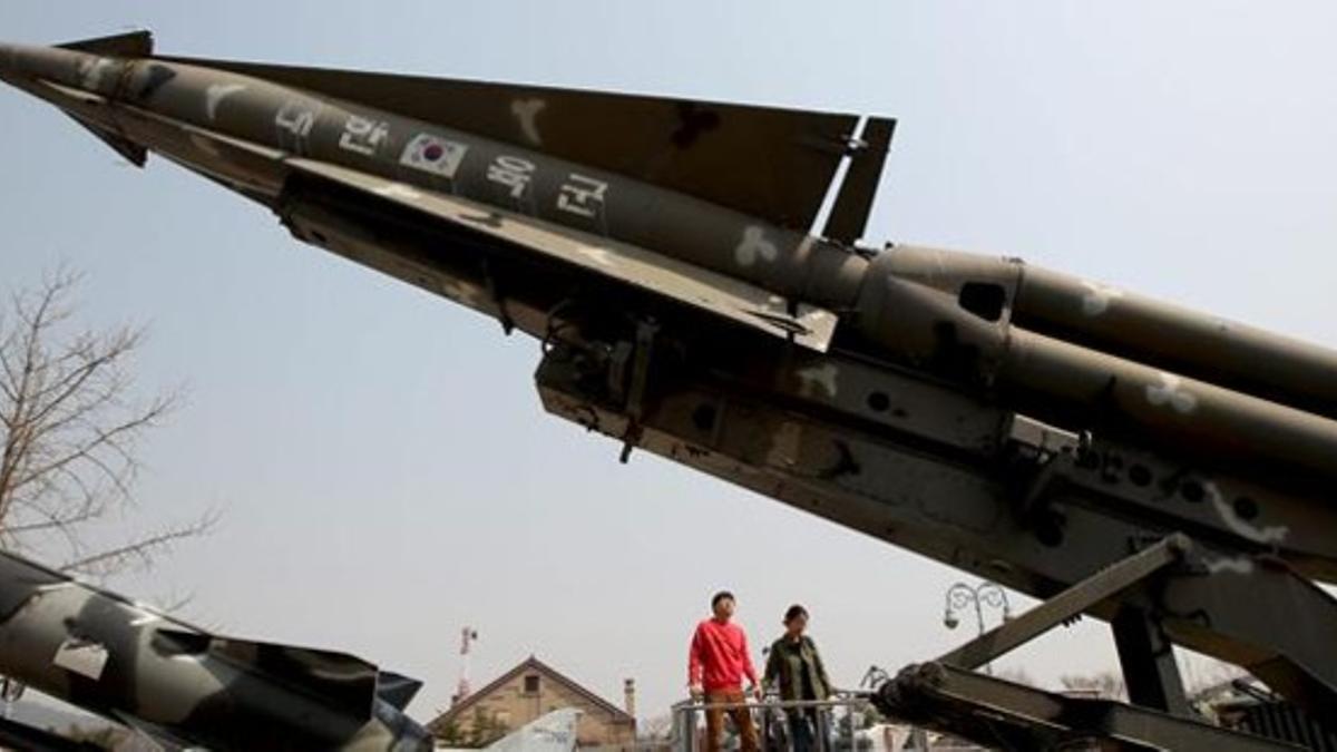 Dos surcoreanos observan un misil antiaéreo Raytheon MIM 23 HAWK en el Museo de la Guerra de Corea, este jueves en Seúl.