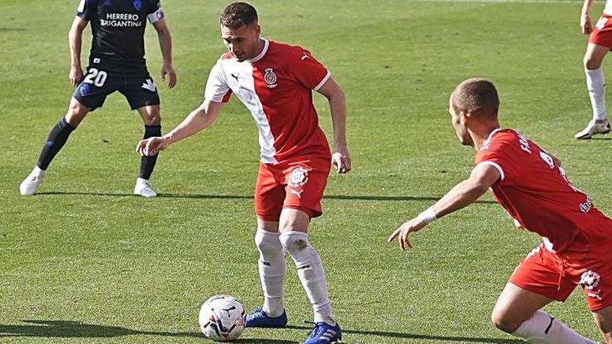 Cristóforo controla una pilota contra el Ponferradina.