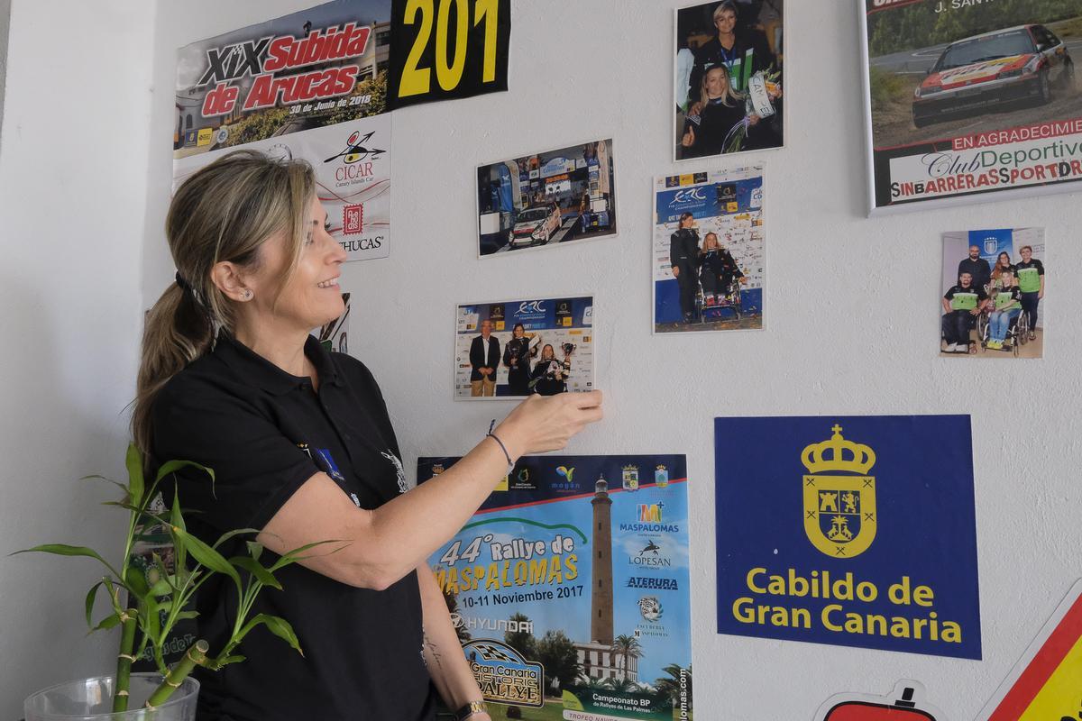 Ana González, junto algunos reconocimientos.