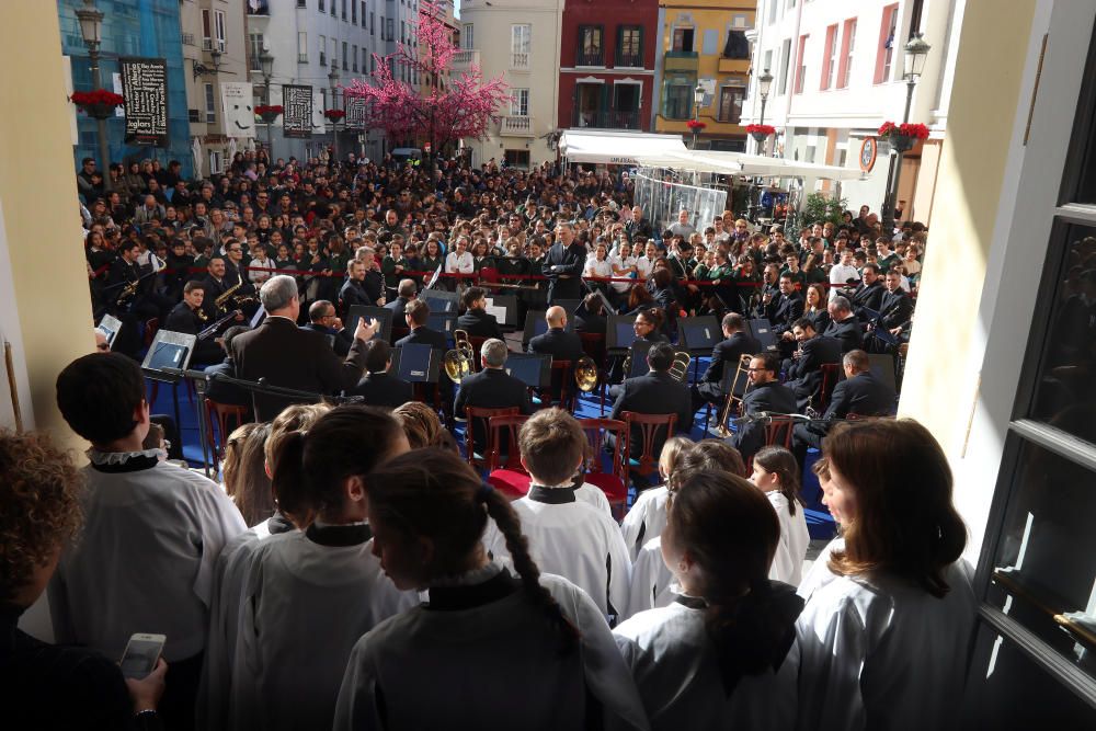 Mil niños de la Fundación Victoria, la Banda Municipal de Málaga y la Escolanía del Corpus Christi ofrecen un concierto navideño frente al teatro malagueño.