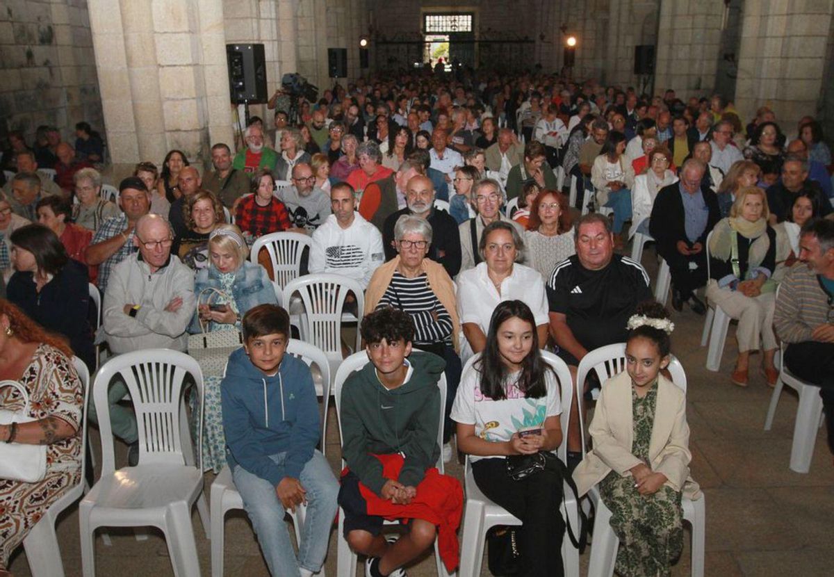 O gaiteiro tocou entre os asistentes ó concerto. |  Iñaki Osorio